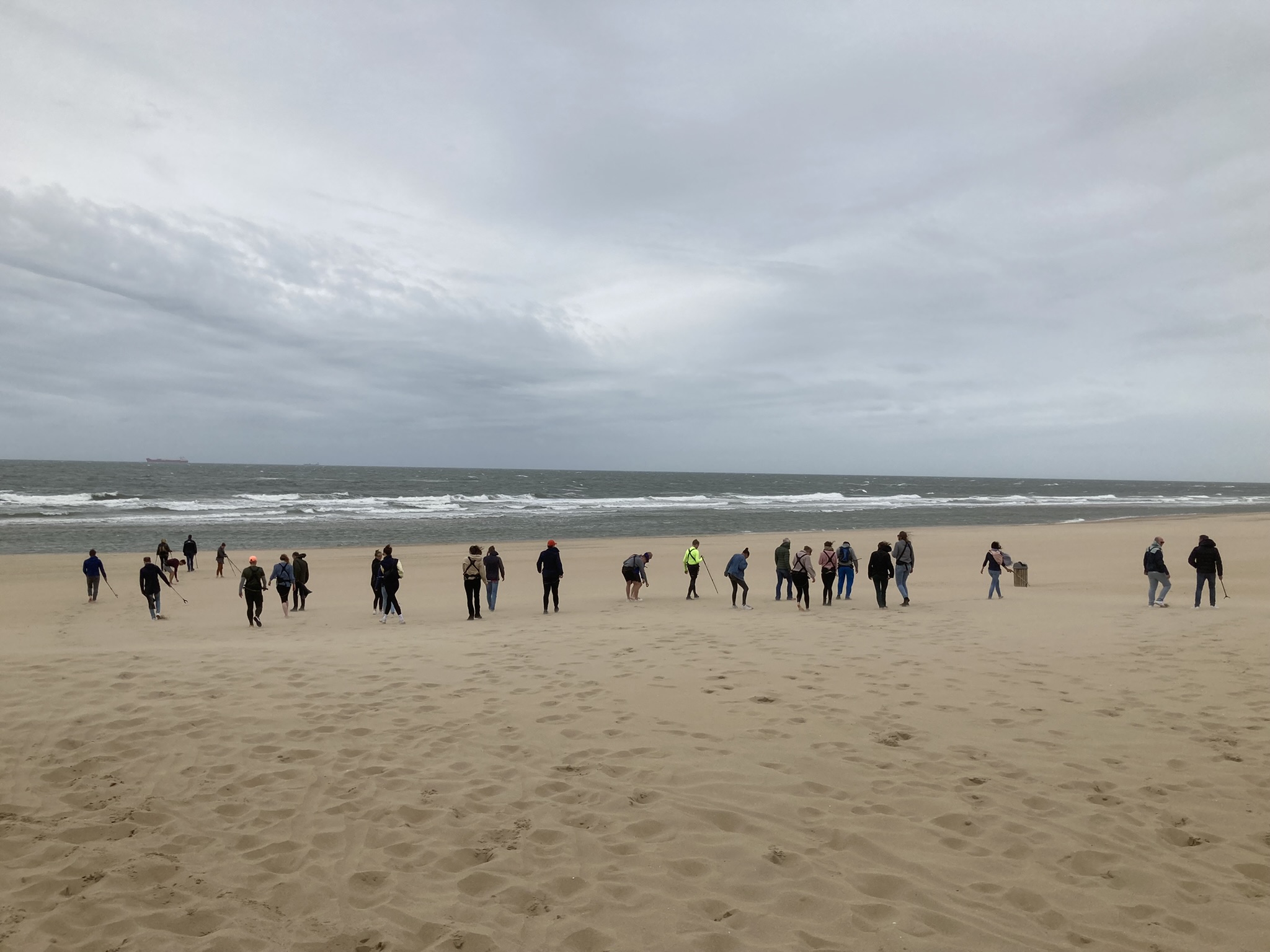 beach cleanup bedrijfsuitje aan de kust